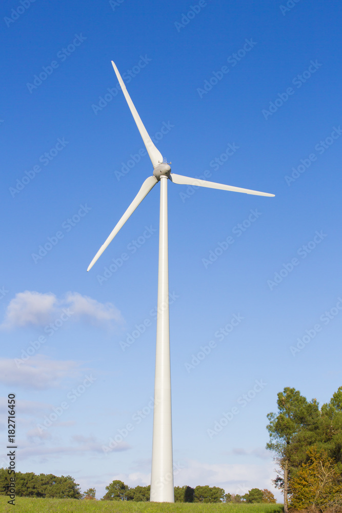 Eolienne en plein champ à la campagne