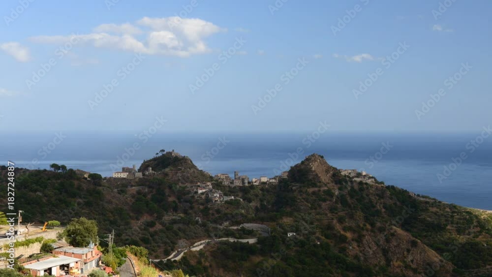 panorama dai monti Peloritani con Savoca e Forza d'Agrò che affacciano sul mar Ionio in SIcilia
