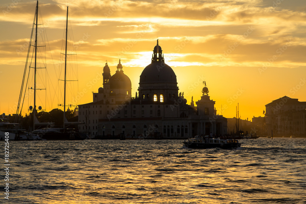 Obraz premium Sunset behind the Church of Madonna Della Salute in Venice