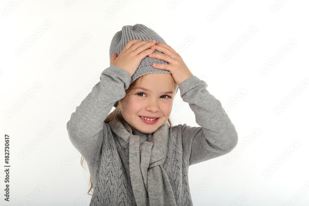 Kleines Mädchen in Winterkleidung lacht Kleines Mädchen in Winterkleidung lacht