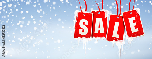 Sale Etiketten vereist mit Eiszapfen und Schneefall Hintergrund