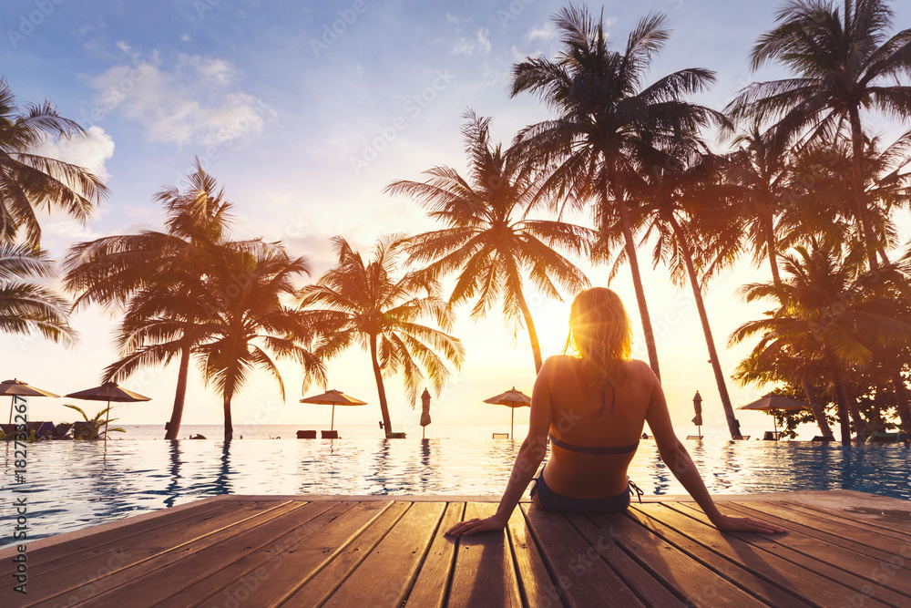 Naklejka premium Kobieta korzystających z wakacji wakacje luksusowy hotel przy plaży ośrodek basen