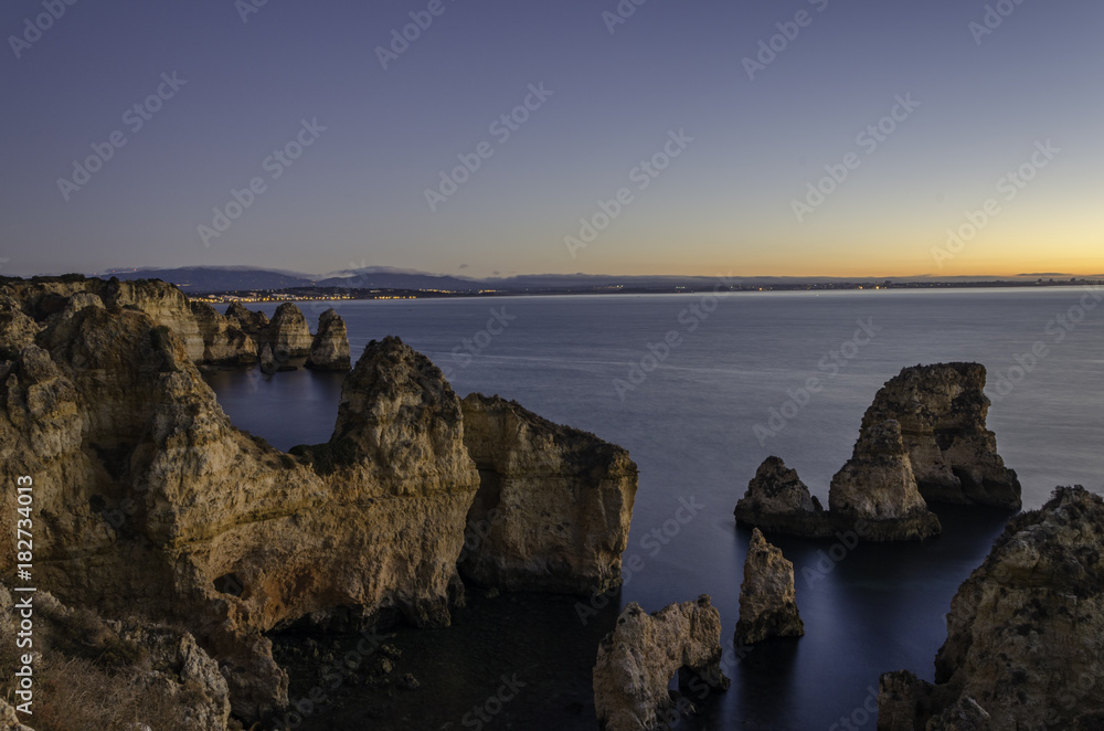 Felsenküste im Licht vom Sonnenaufgang