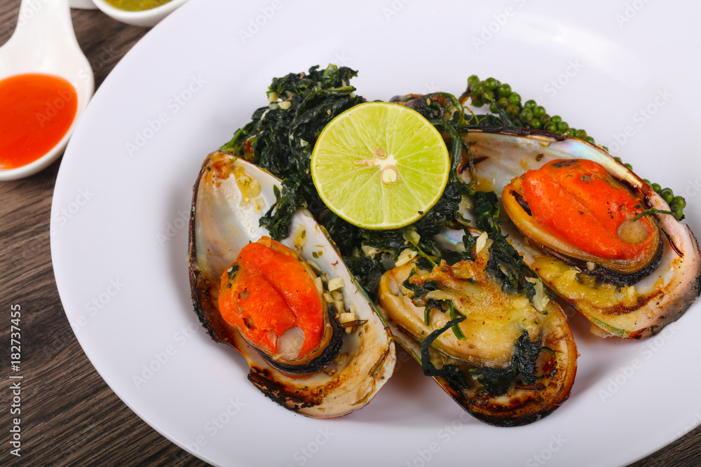Baked mussels with spinach