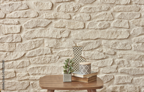 Naklejka małe dekoracje na tle ściany z kamienia
