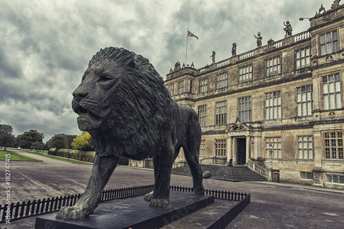 A lion monument in front of old royal palace in England photo