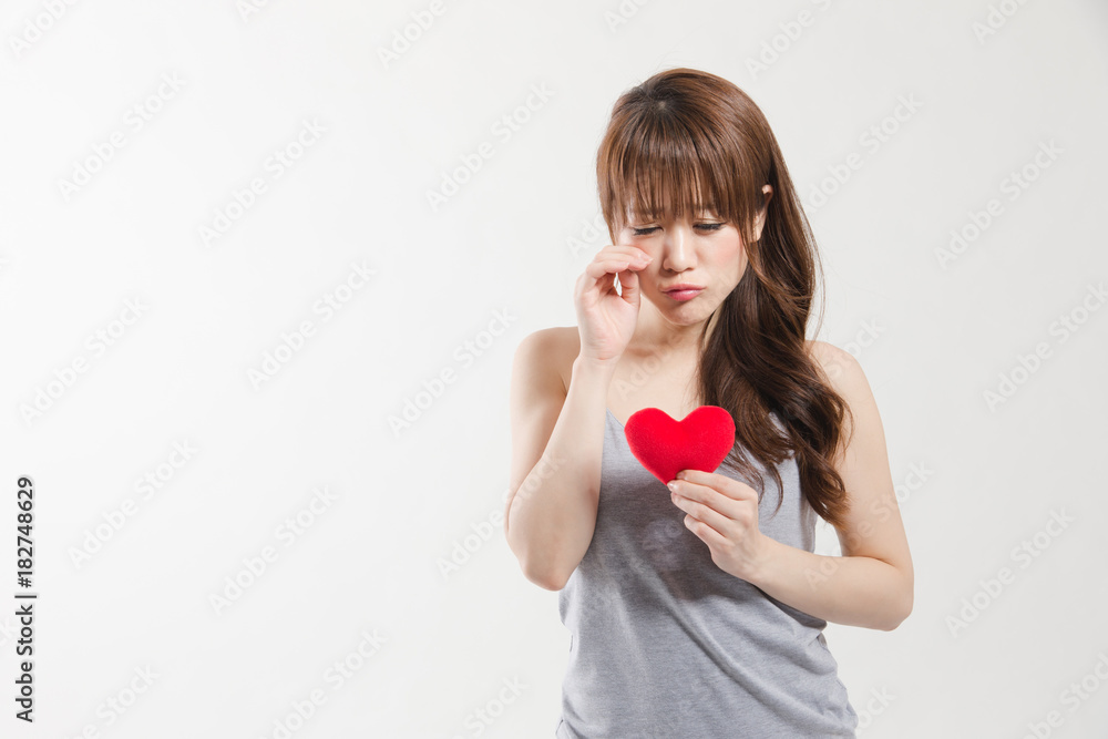 ハートを持つ女性・白バック ハートを持つ女性・白バック