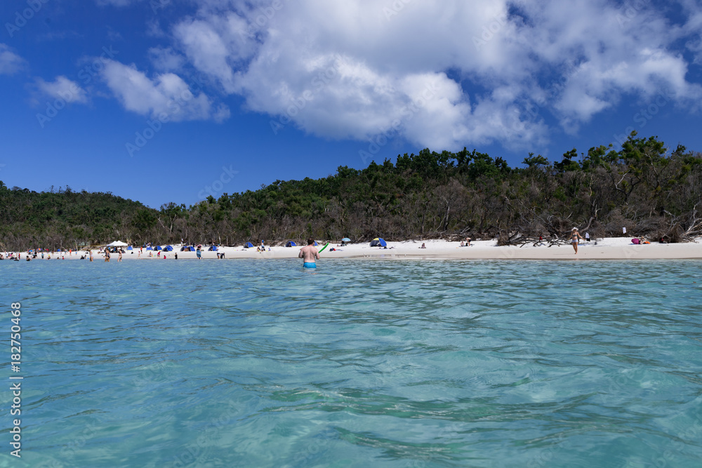 Blick vom Meer auf den Badestrand