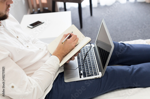 Foto Mature businessman in a hotel room