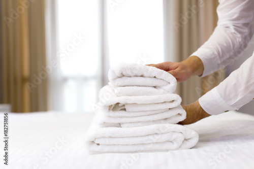 Tableau sur toile hotel staff setting up pillow on bed