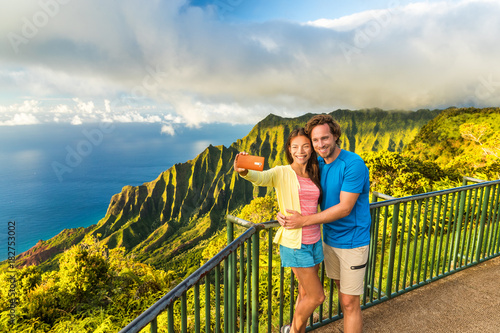 Foto Hawaii selfie couple at Napali nature Kauai Hawaii