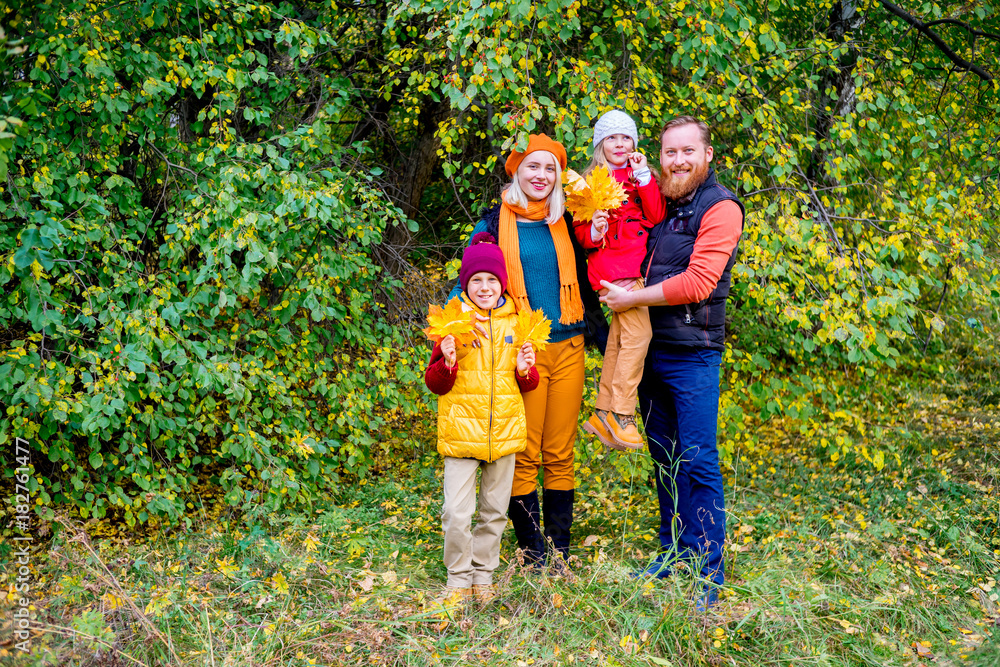 Fototapeta premium Family in an autumn park
