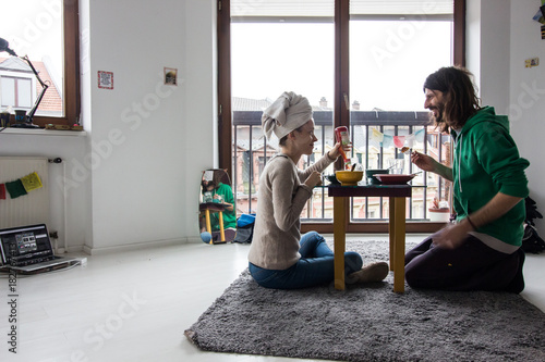 Slika na platnu couple having dinner on improvised table