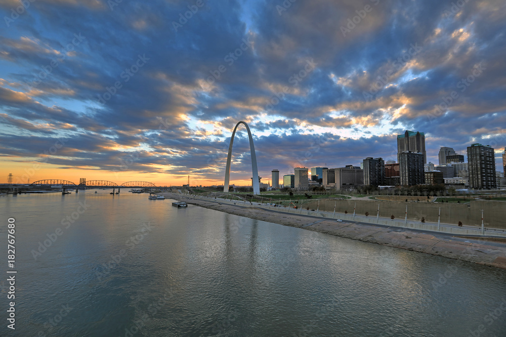 Obraz premium St. Louis, Missouri Skyline and the Gateway Arch from Eads Bridge.