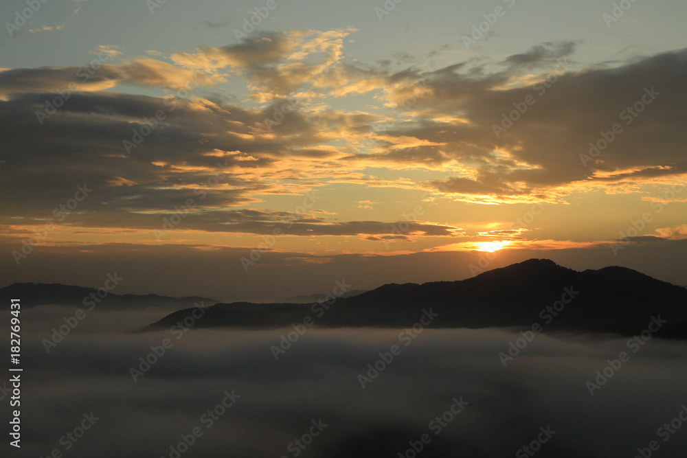 栃木県茂木町の鎌倉山から望む雲海 ( Cloudscape at Mount Kamakura in late autumn, Motegi town, Tochigi prefecture, Japan )