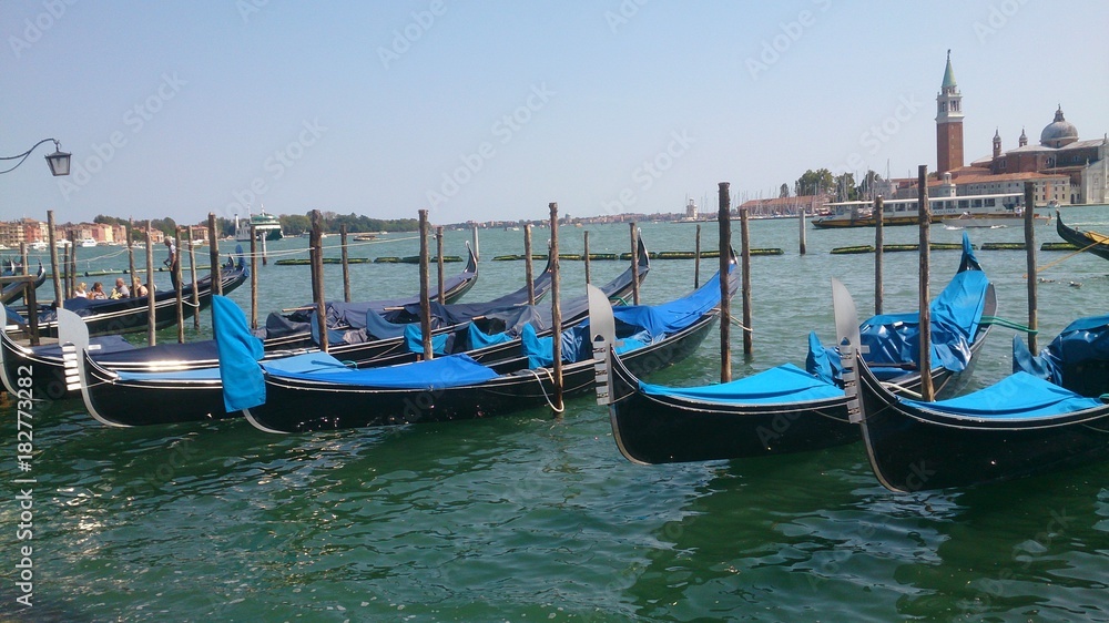 weneckie gondole zaparkowane przy brzegu 