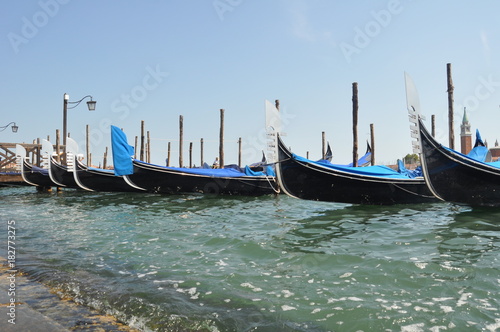 weneckie gondole zaparkowane przy brzegu  © jakub