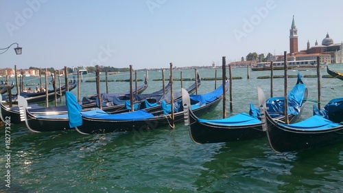 weneckie gondole zaparkowane przy brzegu 