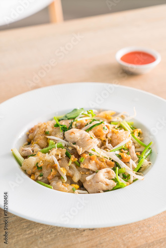  Fried Rice Noodles with Chicken