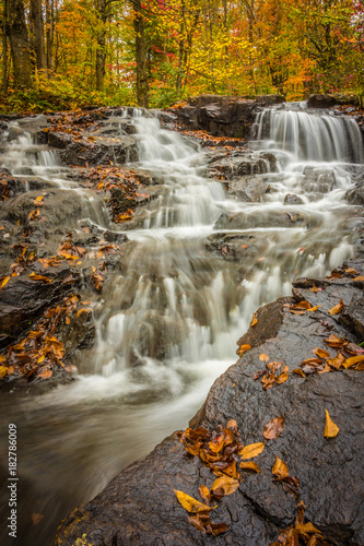 Fototapeta Naklejka Na Ścianę i Meble -  Small waterfalls in the fall