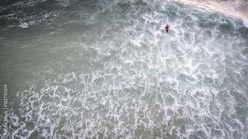 Luftaufnahme eines Surfer im Wasser