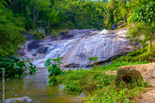 Foto Water fall scenery wildlife at Nam Tok Kao Jones, Suan Phueng, Ratchaburi, Thail