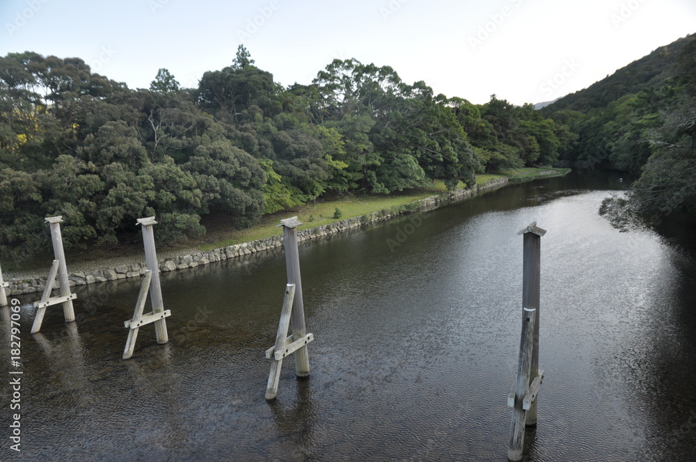 伊勢神宮　五十鈴川　宇治橋　木除け杭　川　風景　伊勢参り