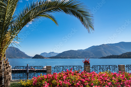 Bild auf Leinwand Ausblick von der Uferpromenade in Menaggio auf den Comer See und Bellagio