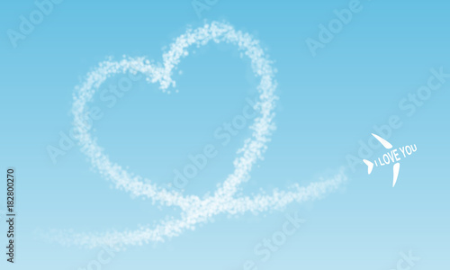 I LOVE YOU – Flugzeug fliegt ein Wolken-Herz vor blauem Himmel 