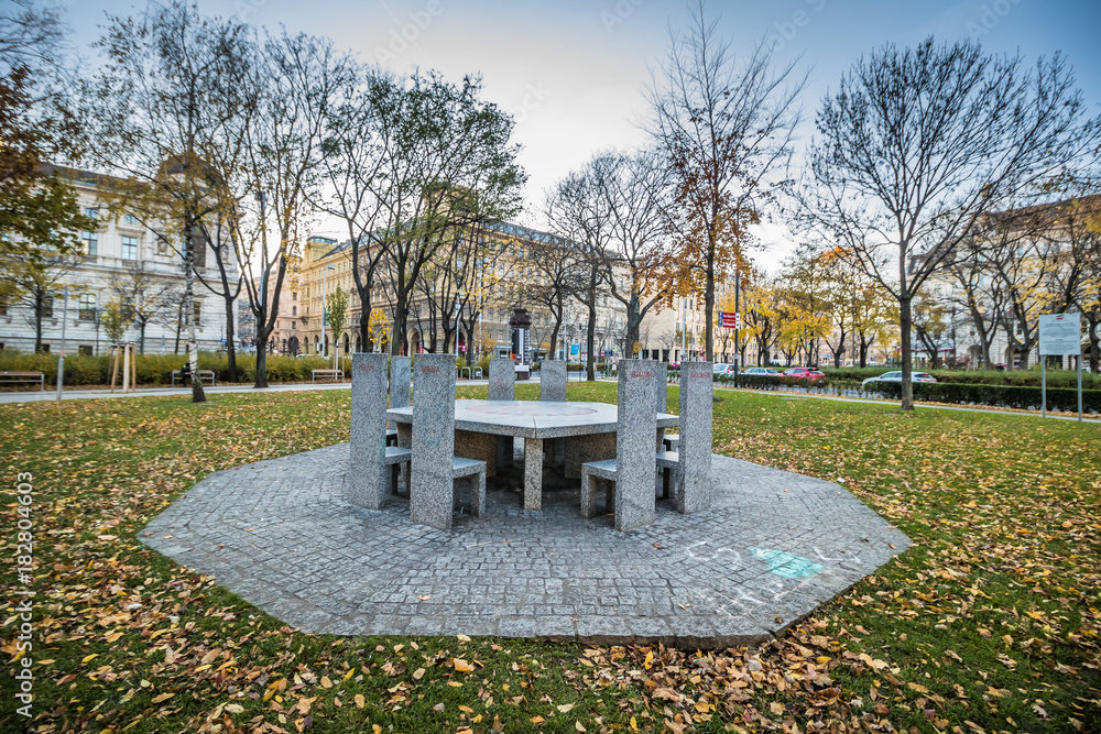 Fototapeta premium Votivkirche in dem Votivpark in Wien, Österreich