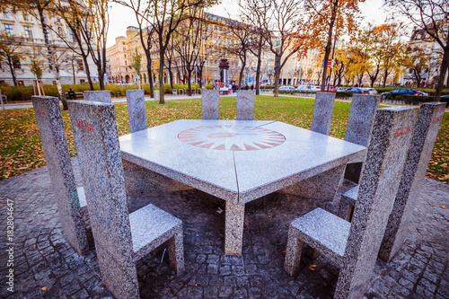 Votivkirche in dem Votivpark in Wien, Österreich photo