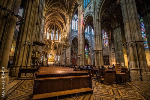 Votivkirche in dem Votivpark in Wien, Österreich photo