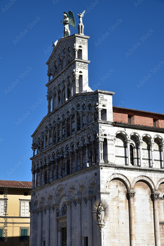 Façade à colonnes de l'église San Michele à Lucca en Toscane, Italie
