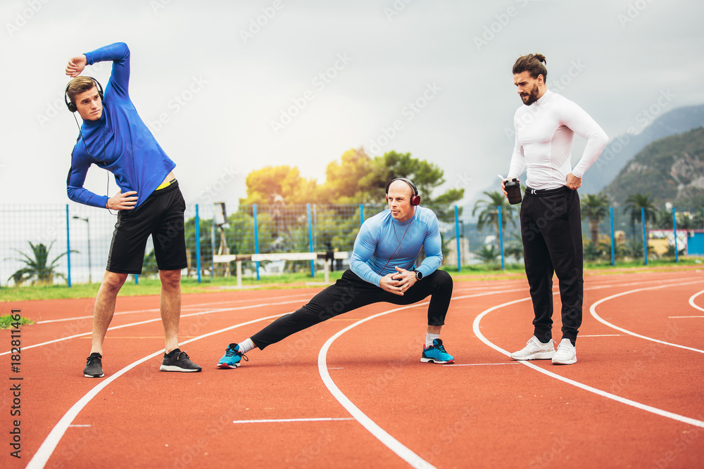 Obraz premium Muscular athletic built young man stretching out
