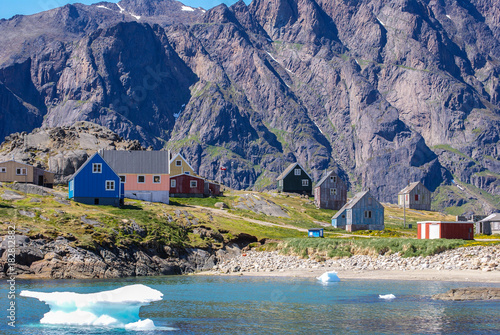 Groenland : petit village coloré avec iceberg