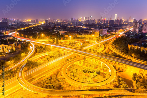 Fotografia city overpass in tianjin at night