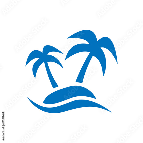 Icono plano palmeras en isla azul en fondo blanco