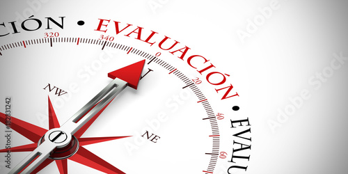 Kompass zeigt auf das Wort Evaluación / Bewertung