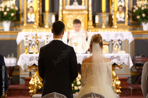 Priest celebrate wedding mass at the church Fototapete