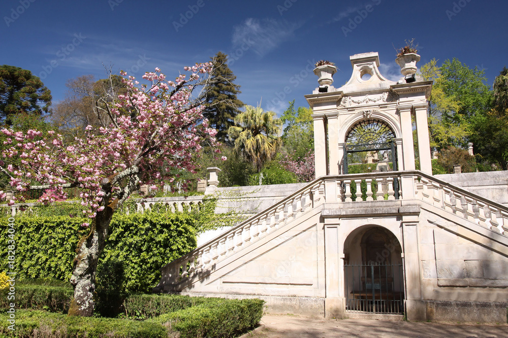 Portugal, escalier et arche du jardin botanique de Coimbra