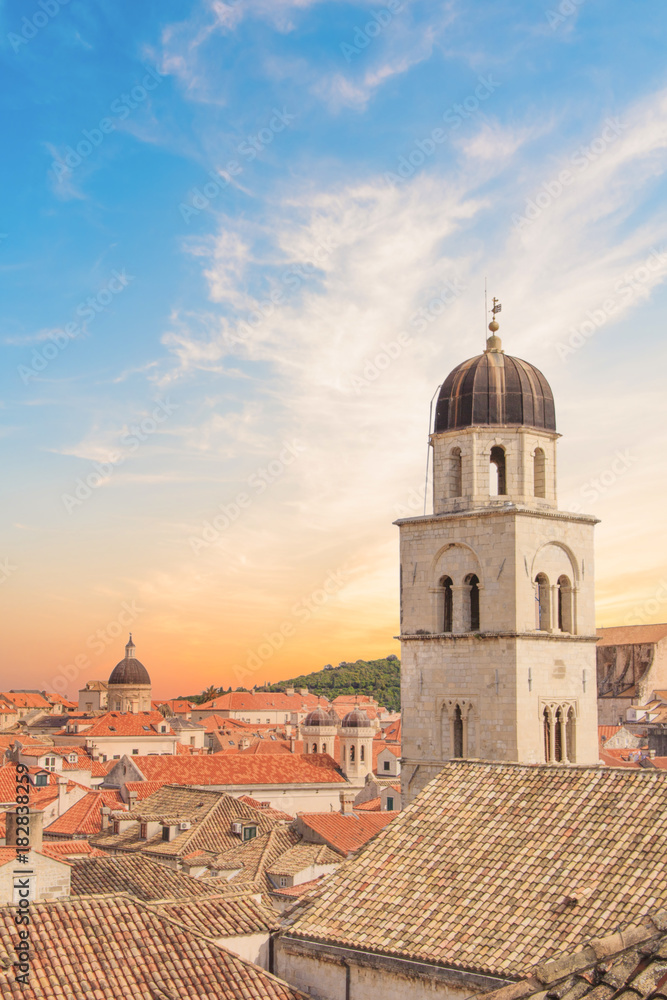 Φωτογραφία Beautiful view of the bell tower and the island Lokrum in the old town of Dubrov
