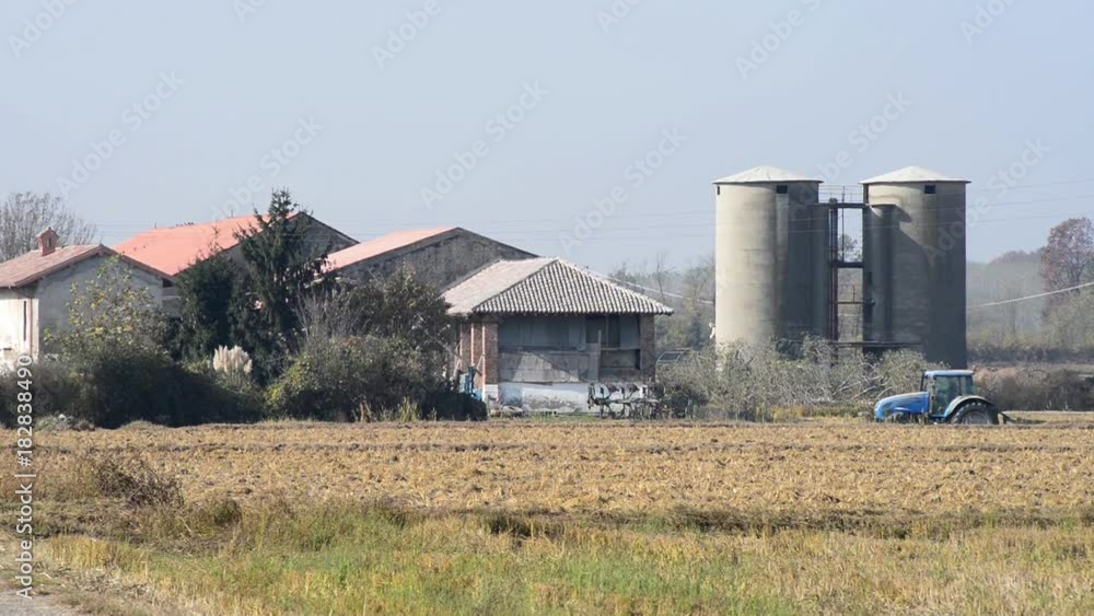 Attività agricole con trattore nella campagna di fine estate Attività agricole con trattore nella campagna di fine estate