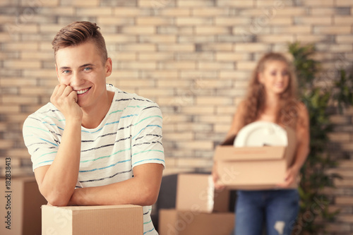 Young couple with moving bo...