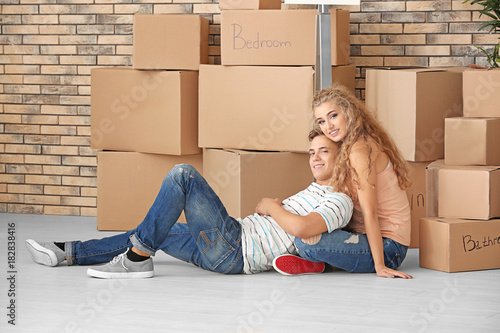 Young couple with moving bo...