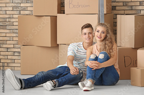 Young couple with moving bo...