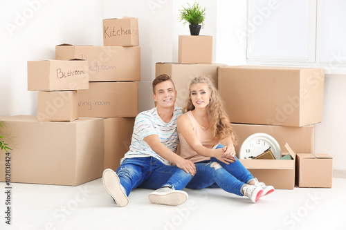 Young couple with moving bo...
