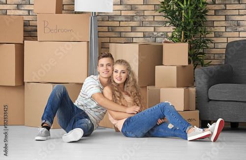 Young couple with moving bo...