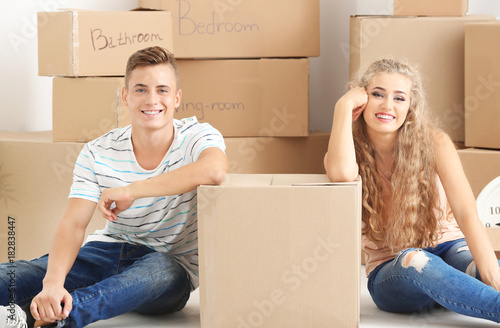 Young couple with moving bo...