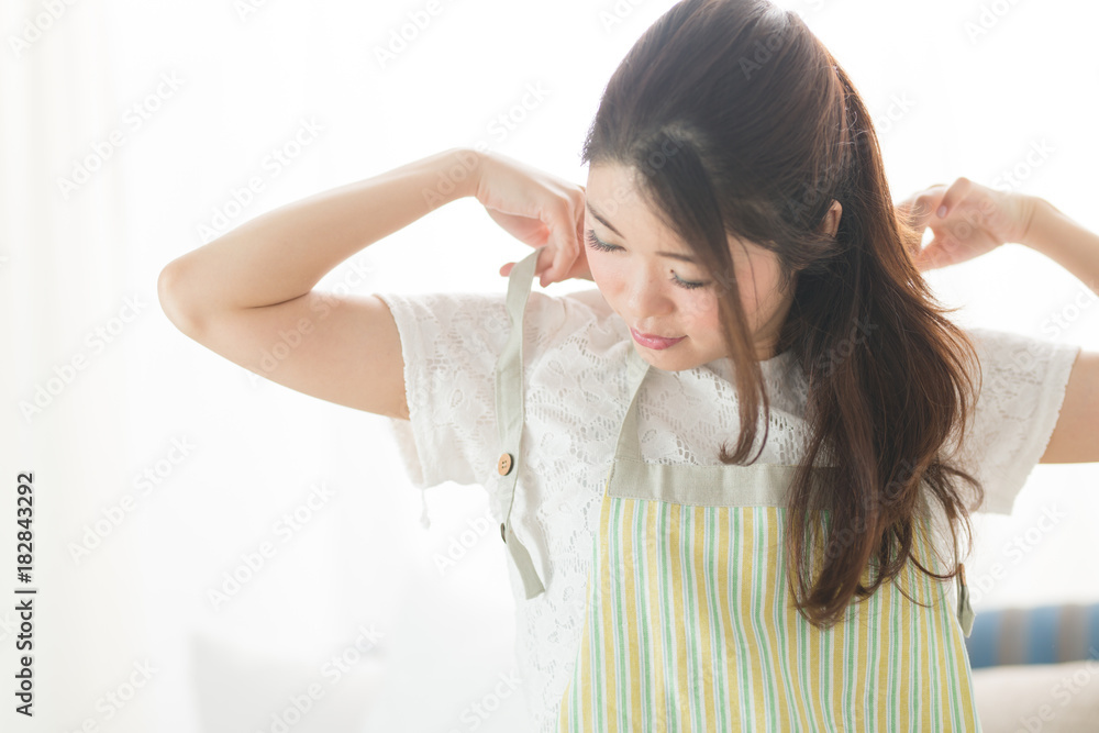 エプロン姿の女性 エプロン姿の女性