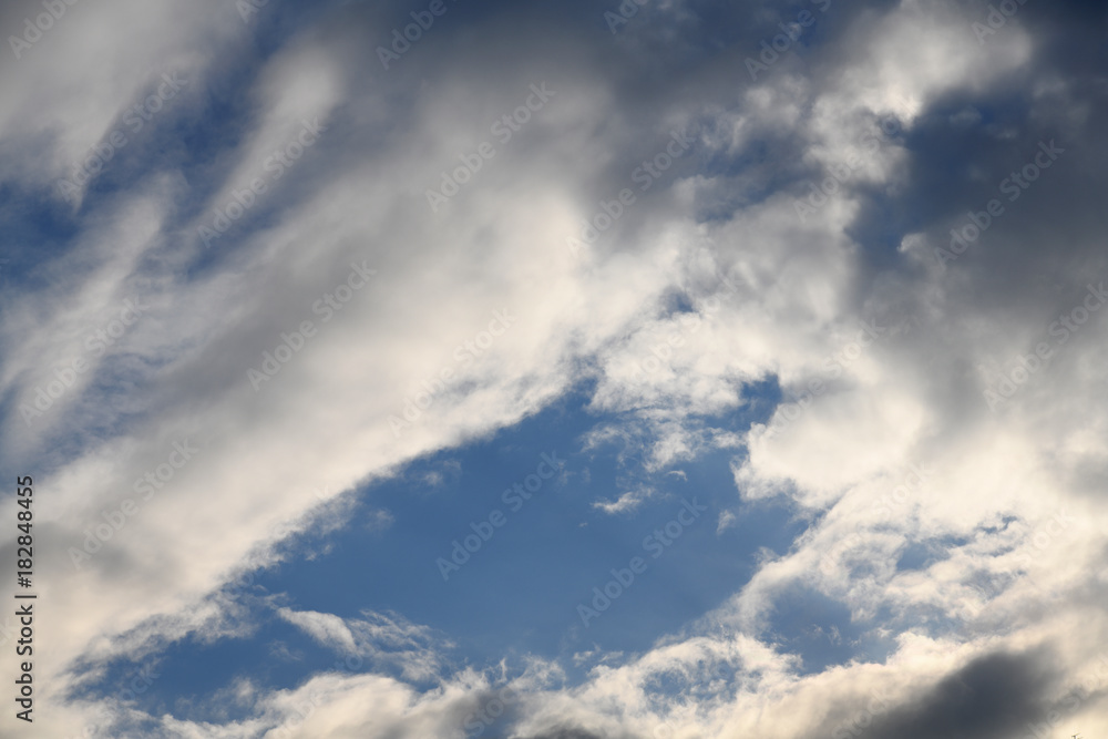 雲間に広がる青空「空想・雲のモンスター（青空の右上部分付近にモンスターの顔などのイメージ）」（未来を見守る、偉大な力のあるものからのご加護などのイメージ）・文字入れ、コピースペース